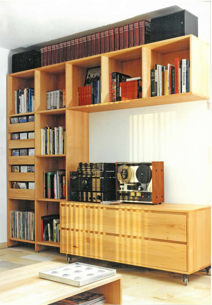 Massivholz-Bücherregal, das auch Schallplatten, CDs und die Hifianalge aufnimmt 