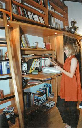 Sekretärklappe in der Bücherwand 