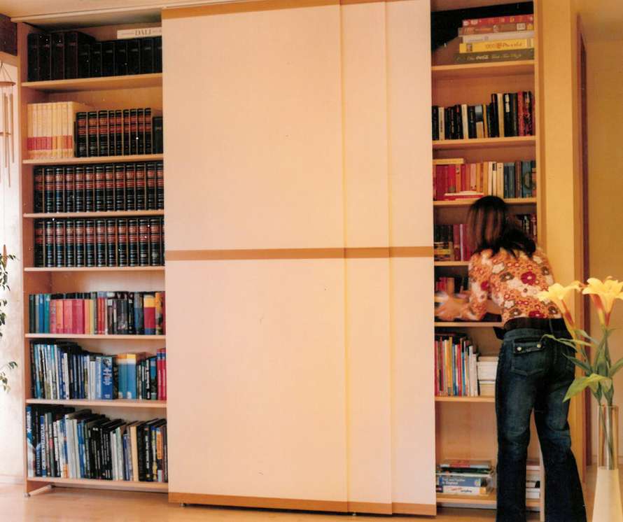 Versteckte Bücherwand aus massivem Ahorn 